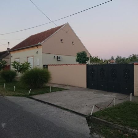 Guest House A'Storia Ruma Exterior photo