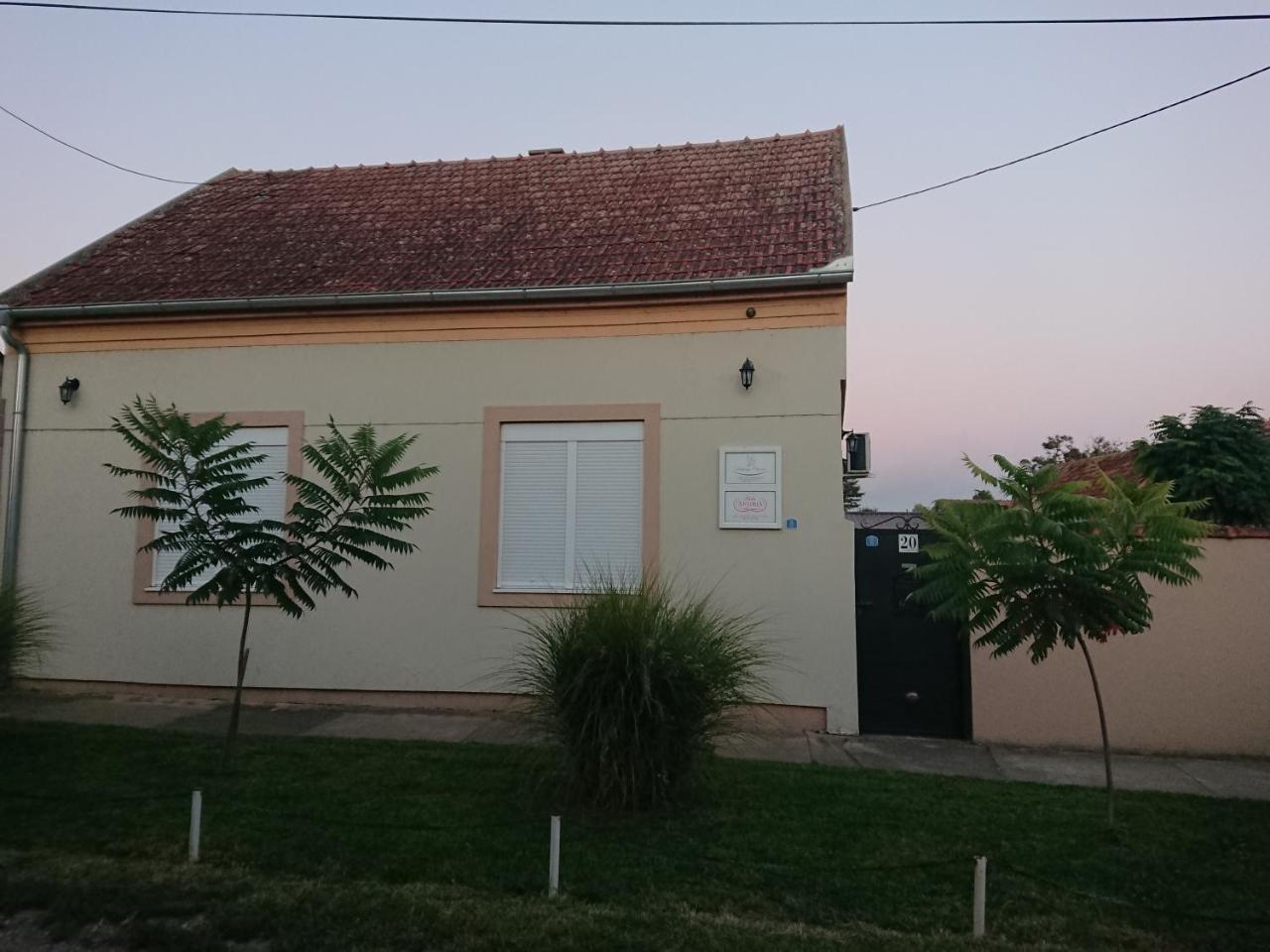 Guest House A'Storia Ruma Exterior photo
