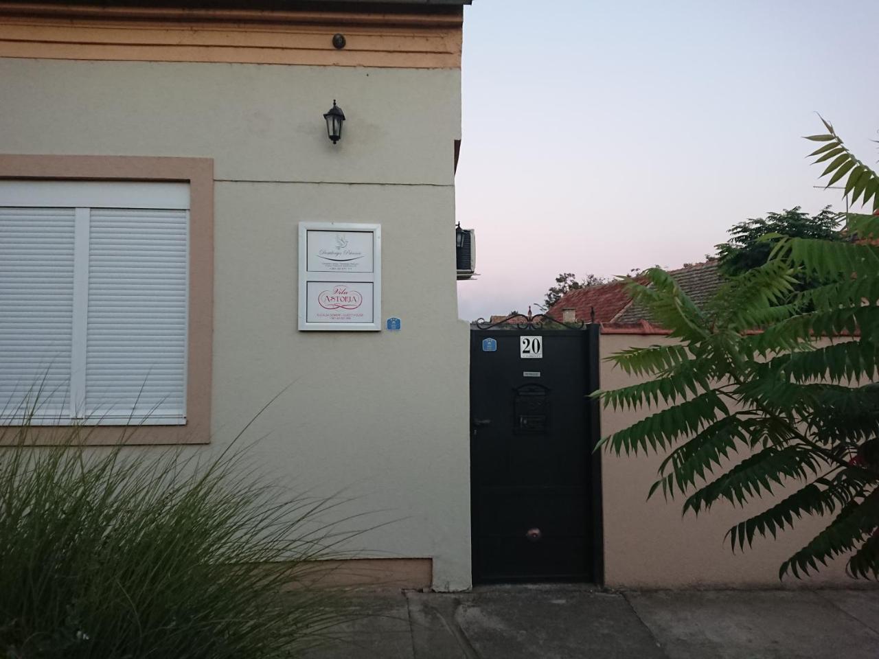 Guest House A'Storia Ruma Exterior photo